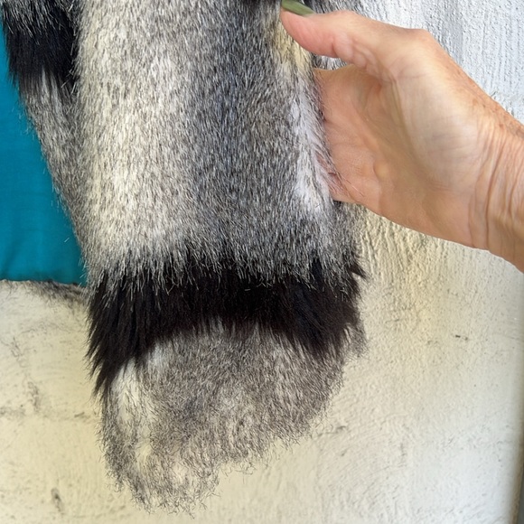 Anthropologie Elevenses Shaggy Black/Gray Chevron Striped Faux Fur Vest Small - Picture 4 of 12